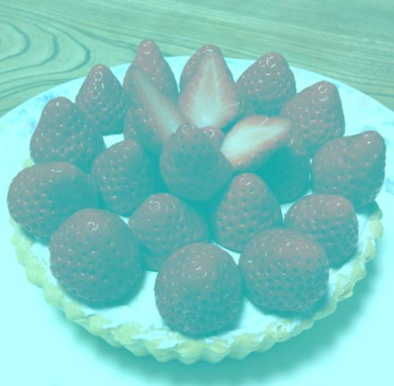 BBVA-OpenMind-MAteria-Por qué las ilusiones ópticas engañan a nuestro cerebro 3- El contraste es en parte responsable de esta ilusión en la cual las fresas de una tarta se ven rojas sobre el fondo azulado, a pesar de que son grises. Crédito: IllusionsIndex