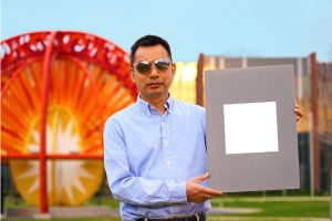 Investigadores de la Universidad Purdue en Indiana han desarrollado una pintura acrílica con un relleno de carbonato cálcico que refleja el 95% de la luz solar. Crédito: Purdue University /Jated Pike