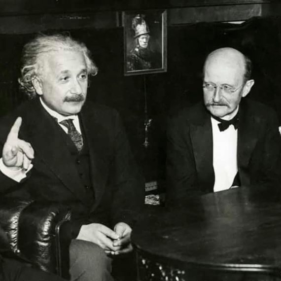 Albert Einstein y Max Planck. Fuente: denstoredanske.lex.dk
