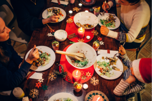 BBVA-OpenMind-Yanes-Como celebrar unas Navidades verdes_2 El consumo, las comidas copiosas, la iluminación y los desplazamientos aumentan nuestro impacto medioambiental en estas fiestas. Crédito: Nicolas Hudak/Digital Vision/Getty Images