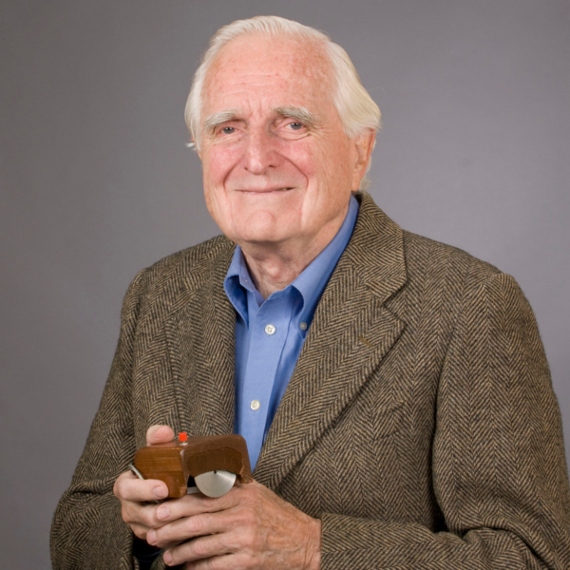 BBVA-OpenMind-Yanes-Douglas Engelbart El hombre que nos enseñó a hablar con las máquinas-4-Douglas Engelbart con el primer prototipo de ratón de computadora. Crédito: SRI International