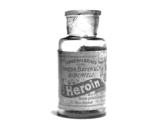 BBVA-OpenMind-Fuco-Felix Hoffman-heroina-Botella de heroína comercializada por Bayer en los años 1920, que contenía 5 gramos de la sustancia. Fuente: Wikimedia Commons