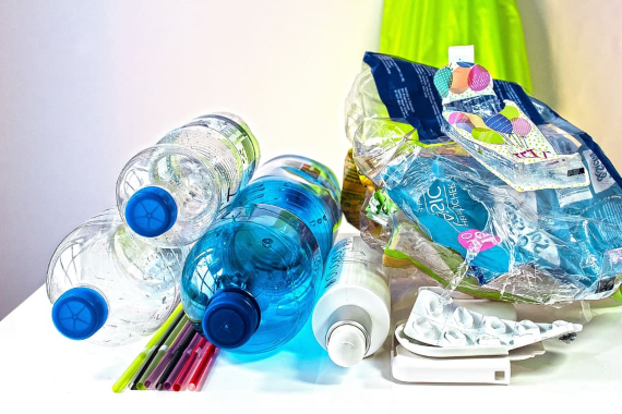 BBVA-OpenMind-Miguel Barral-Nuevas soluciones al problema de los plásticos- 2 Los aditivos compatibilizantes pretenden conseguir que plásticos distintos puedan reciclarse de forma conjunta. Fuente: Piqsels