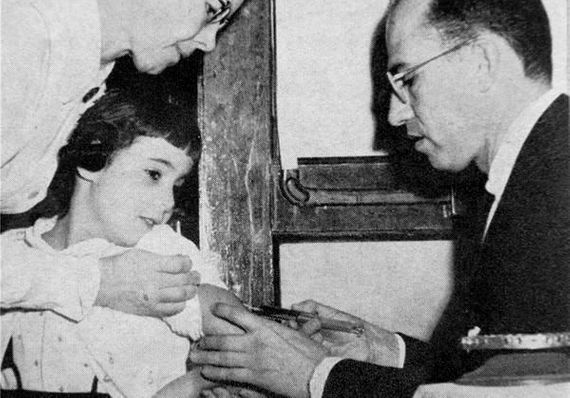 BBVA-OpenMind-Yanes-Jonas Salk y la vacuna que vencio a la polio-Vacuna Polio 3-El doctor Jonas Salk inoculando su vacuna contra la polio en 1956. Fuente: Wisdom Magazine