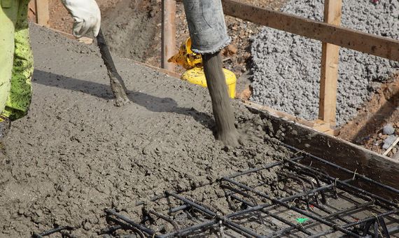 El uso extensivo del hormigón en la construcción es el destino de la mitad de la arena que extraemos de la naturaleza. Crédito: Allen Covey, VDOT