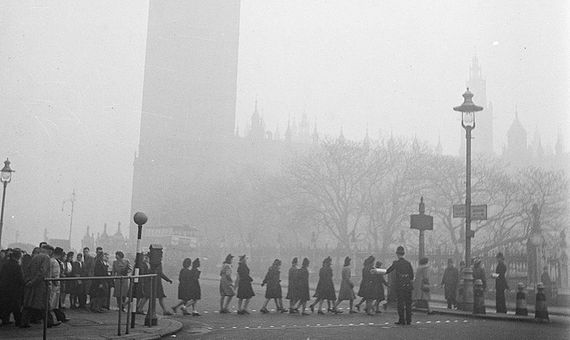 BBVA-OpenMind-Yanes-La polucion del aire-Contaminacion aire-riesgo salud 1-La 'Gran Niebla' que cubrió Londres en 1952 causó 12.000 muertes y 100.000 enfermos. Crédito: Wikimedia