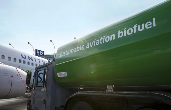 BBVA-OpenMind-Barral-combustibles verdes aviones_3 Uno de los inconvenientes que impiden que los SAFs puedan ser producidos a gran escala para reemplazar a los combustibles fósiles es su elevado coste. Crédito: United Airlines