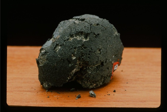 Los análisis realizados confirman que el meteorito contiene aminoácidos, lo cual abre la puerta a que algunos componentes llegaran a la Tierra a bordo de rocas extraterrestres. Crédito: Dominio público