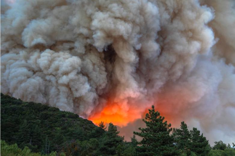 BBVA-OpenMInd-Barral-Como los incendios destruyen la capa de ozono_1 El humo de los incendios registrados en Australia provocó entre un 3% y un 5% del ozono presente en las latitudes medias del hemisferio sur. Crédito: David McNew/Getty Image