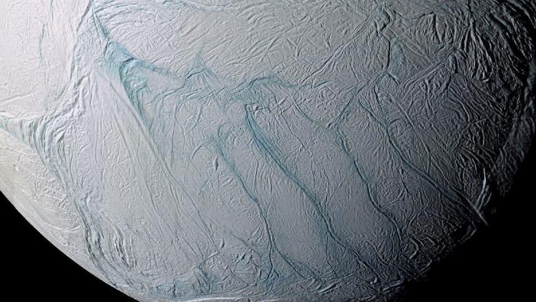 En su búsqueda de vida, los científicos se han centrado en dos lunas cubiertas de hielo en particular: Europa (una luna de Júpiter) y Encélado (una luna de Saturno). Crédito: NASA/JPL/Space Science Institute