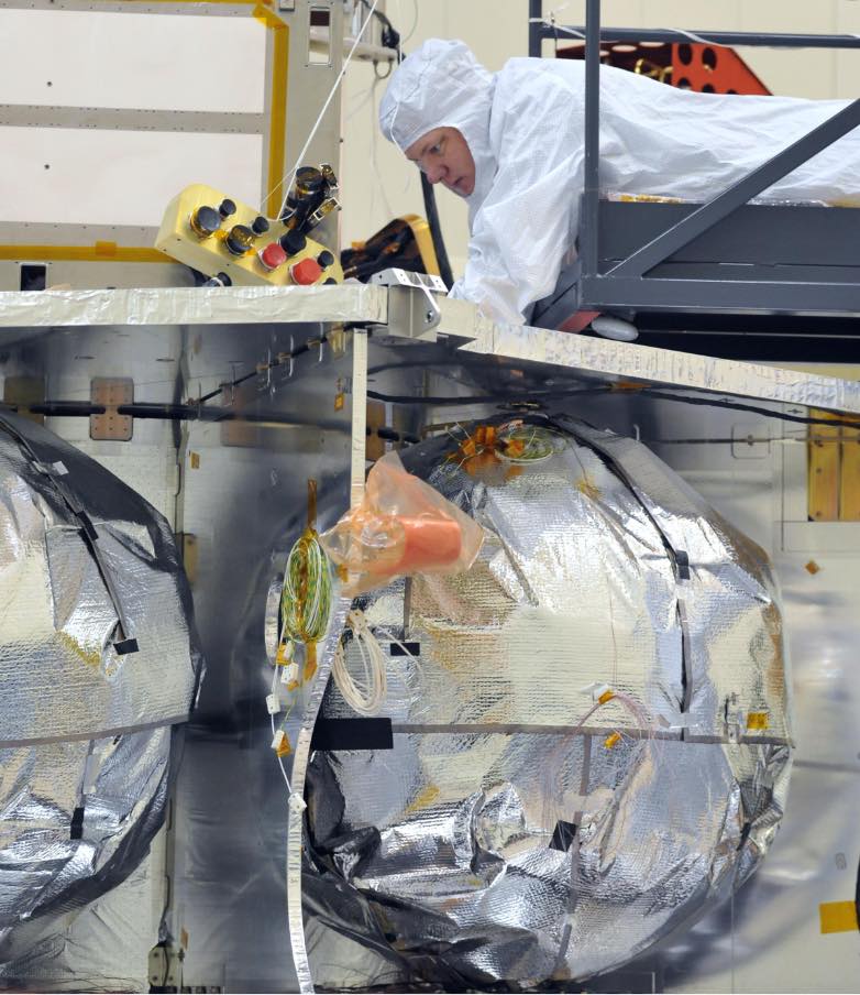 BBVA-OpenMind-Larse-Buscando vida extraterrestre bajo el hielo_3 Las condiciones extremas de Europa, cuya superficie recibe una intensa radiación ionizante, implicaría encerrar equipos y componentes en cámaras de radiación con paredes de titanio para su protección. Crédito: COPY NASA/JPL CaltechLMSS