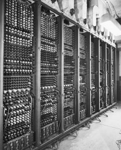 En 1950 ENIAC, la primera computadora general electrónica, produjo su primer pronóstico meteorológico a 24 horas. Crédito: Bettmann Archive/Getty Images
