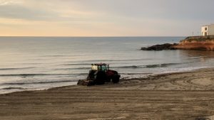 BBVA-OpenMInd-Larsen-Playas amenazadas en todo el mundo_3 El robo de arena de las playas también es un problema creciente: desde Cerdeña a las Islas Canarias, la arena de las playas es sustraída ilegalmente. Crédito: Robert Plesko/Getty Images