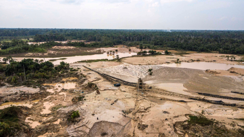 BBVA-OpenMind-Yanes-Es sostenible el oro_3 En el llamado Escudo Guayanés, una región de la selva amazónica que se extiende por las Guayanas, el norte de Brasil y el este de Venezuela y Colombia, la minería del oro es la responsable del 90% de la deforestación total. Credit: Lidia Pedro / AFP/Getty Images