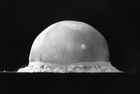 Explosión de Trinity Site, 0,016 segundos después de la explosión, 16 de julio de 1945. El punto más alto del hemisferio visto en esta imagen tiene unos 200 metros de altura.