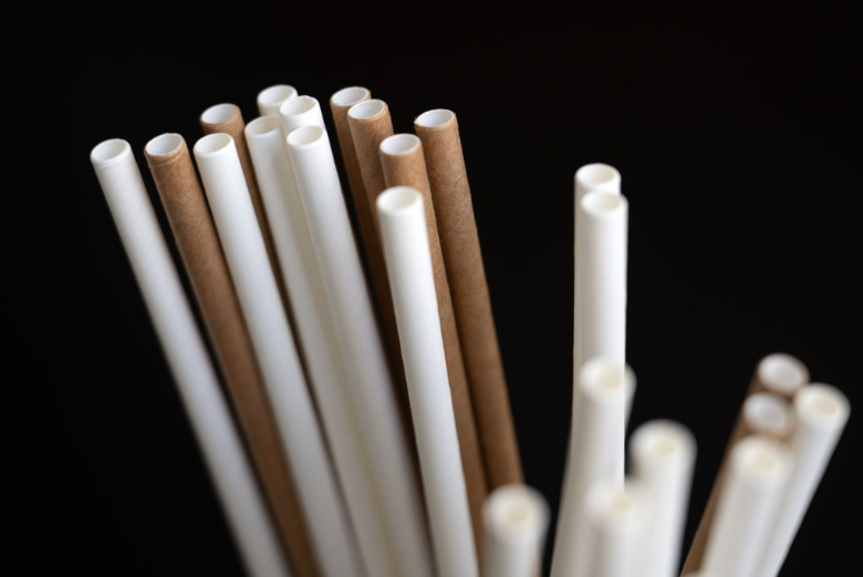 BBVA-OpenMind-Yanes-Son sostenibles las alternativas al plastico_4 Paper and other plant materials have now replaced plastic in drinking straws, but these products contain PFAS, popularly known as "forever chemicals". Credit: Sebastian Gollnow/picture alliance via Getty Images.
