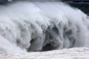 BBVA-OpenMind-Larsen-Esta despegando por fin la energia de las olas_3 Los científicos aún no han dado con el diseño óptimo que pueda funcionar eficazmente en una amplia gama de climas y resistir fuertes tormentas. Crédito: Photo by RICHARD BOUHET/AFP via Getty Images.