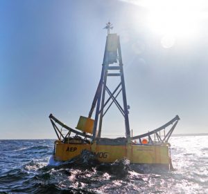 BBVA-OpenMind-Larsen-Esta despegando por fin la energia de las olas_4 MRather than a single solution, it may be that different devices will prove suitable depending on the local conditions or water depth where they are deployed. Credit: Peter Cade / Getty Images.