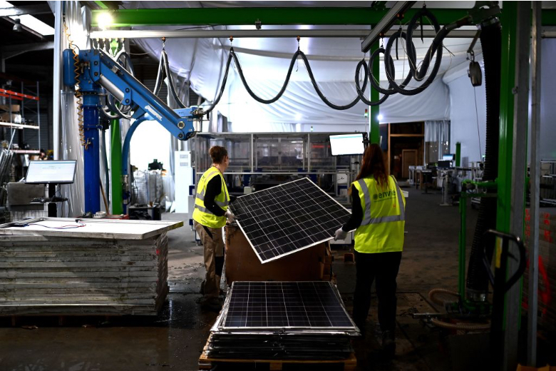BBVA-OpenMind-Yanes-La cara B de las granjas solares_4 Los sistemas fotovoltaicos tardan de 1 a 4 años en generar la energía que se ha utilizado para construirlos, y su vida útil puede llegar a los 35 años. Crédito: CHRISTOPHE ARCHAMBAULT/AFP via Getty Images.