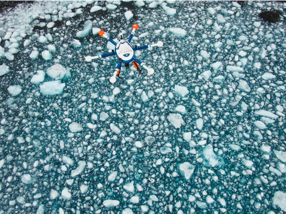 BBVA-OpenMind-S Garcia- El oceanografo que monitoriza el ecosistema antartico a vista de dron_2 Los drones son una herramienta de monitorización para zonas de elevado valor ecológico, extremas condiciones climáticas, difícil acceso y potenciales riesgos para el personal investigador. Crédito: Grupo SeaDron ICMAN-CSIC.
