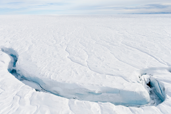 BBVA-OpenMind-Yanes-Puntos de inflexion del clima viaje sin retorno_1 The collapse of the Greenland ice sheet would be irreversible, raising sea levels by seven metres and affecting ocean and atmospheric circulation. Credit: Jason Edwards/Getty Images.
